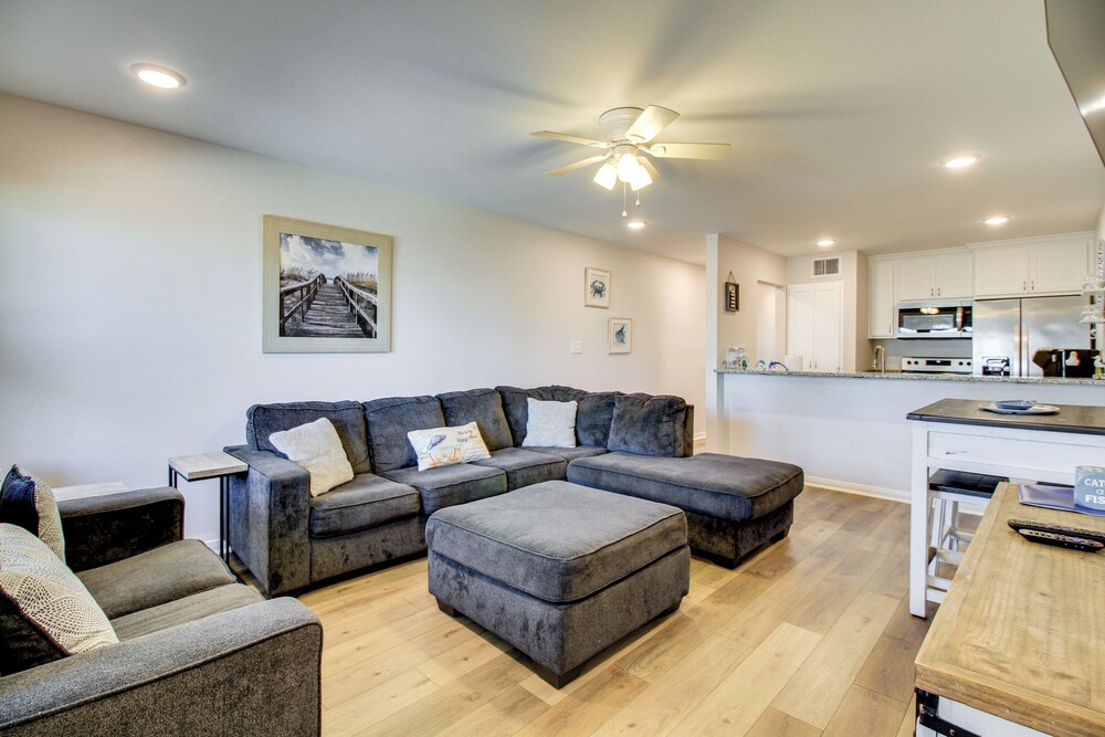Steps to Sand: Breezy Port Aransas Condo!