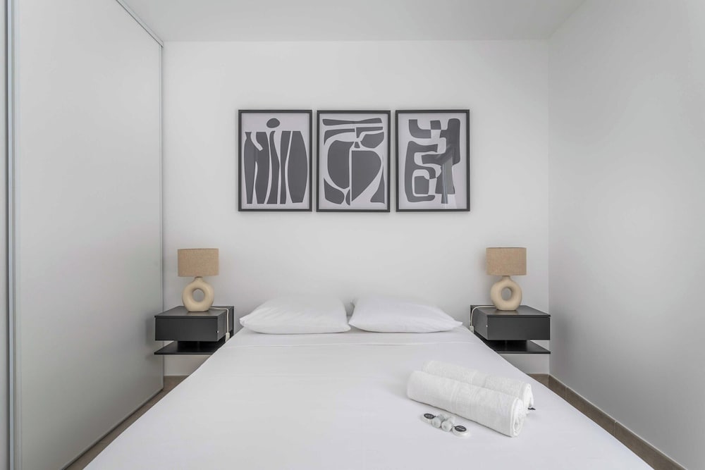 2 Bedroom Apartment With Balcony 10th arr