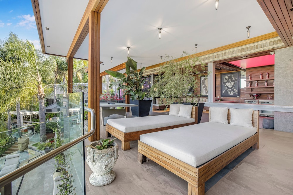 Villa Kaleida - Sleek Modern Sunset Villa With Eclectic Style & Infinity Pool