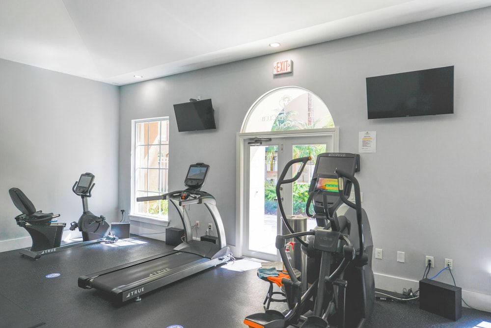 Lux Condo at Yacht Club 10min from Beach