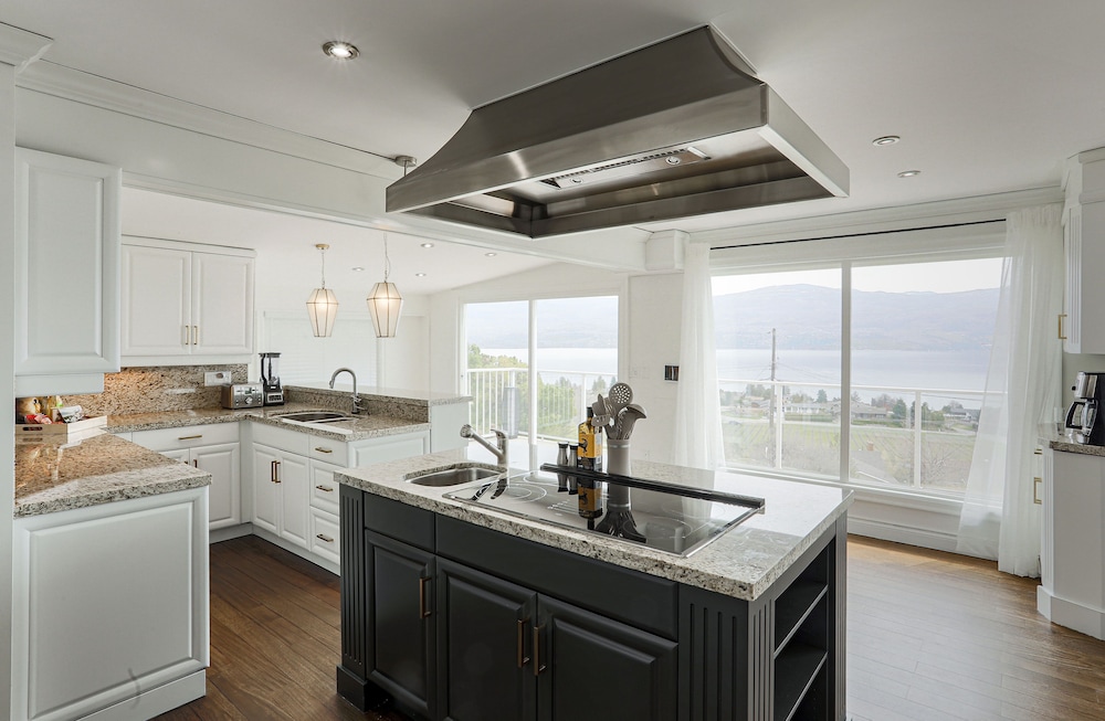 Stunning Views of the Okanagan Lake - Image 5