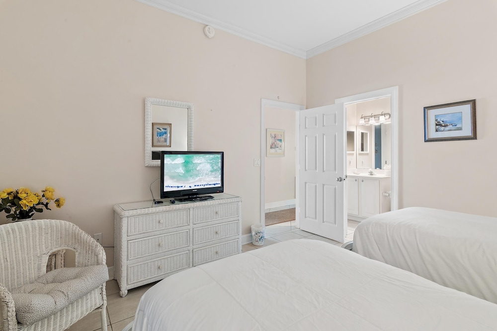 Pavilion Palms 205b