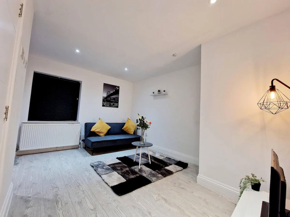 Deluxe 2 Bed Apartment in Uxbridge view 2