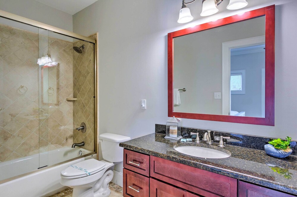 Home Near 30 A: Walk to Beach, Shops & Bicycles!