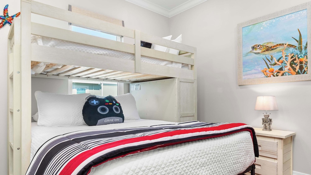 Cozy 3-bedroom Condo Comfy Living Space, Two Balconies, Outdoor Pool