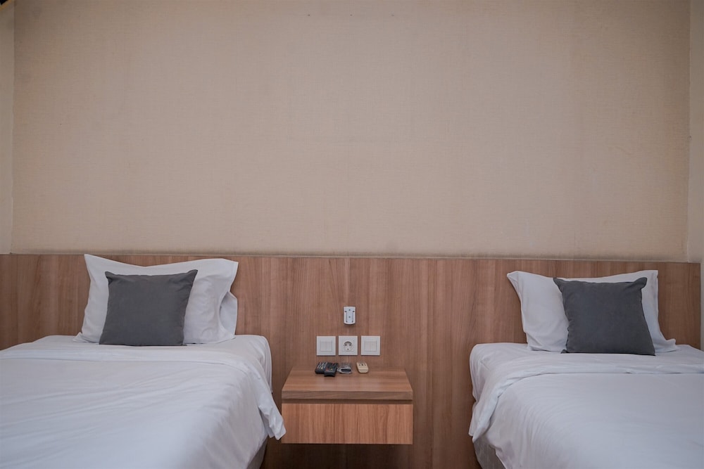 Warm and Minimalist Studio (No Kitchen) at Great Western Apartment