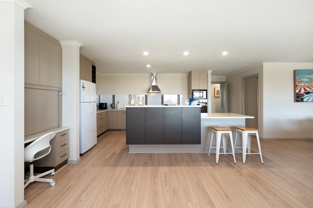 Large Upstairs Family Stay Near Middleton Beaches