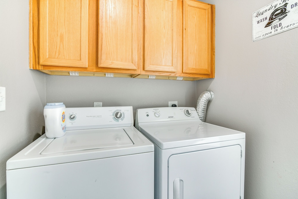 2 Mi to Table Rock Lake: Branson Condo w/ Balcony!