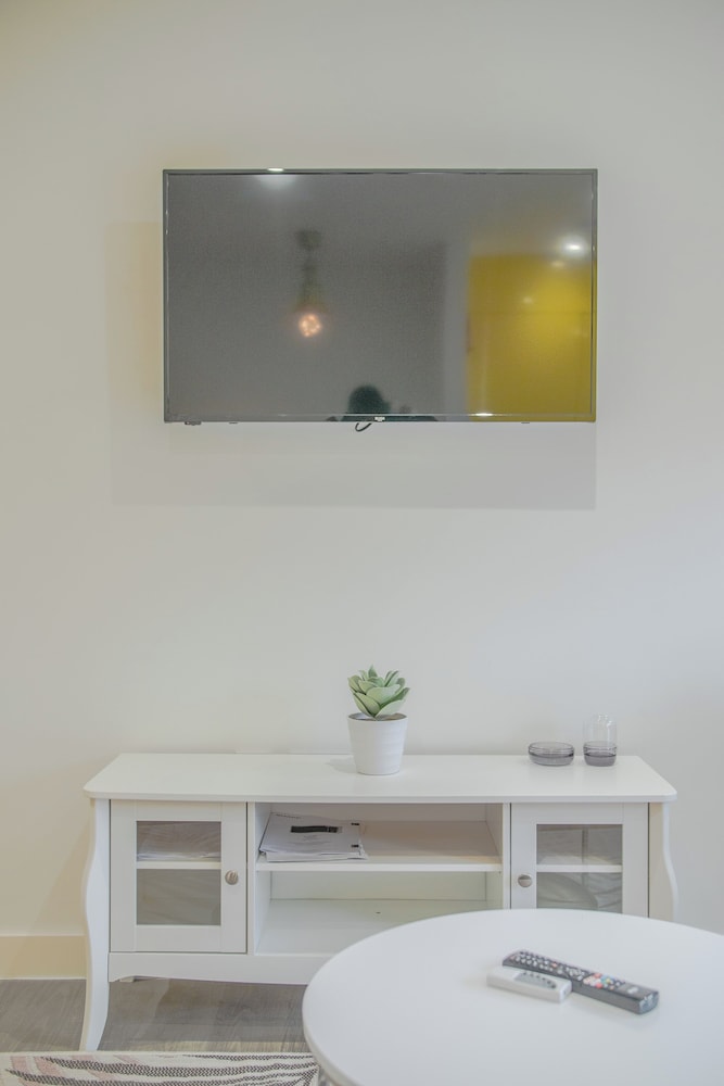 Chic and Cheerful pad in Sheffield City