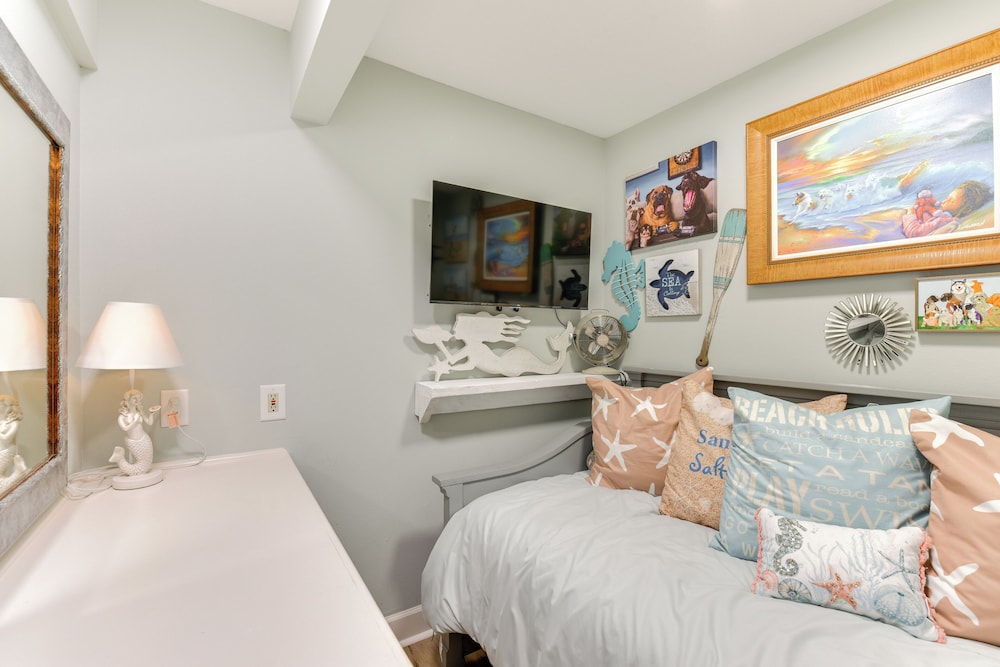 Boat, Fish & Walk to Beach: Waterfront Destin Gem!