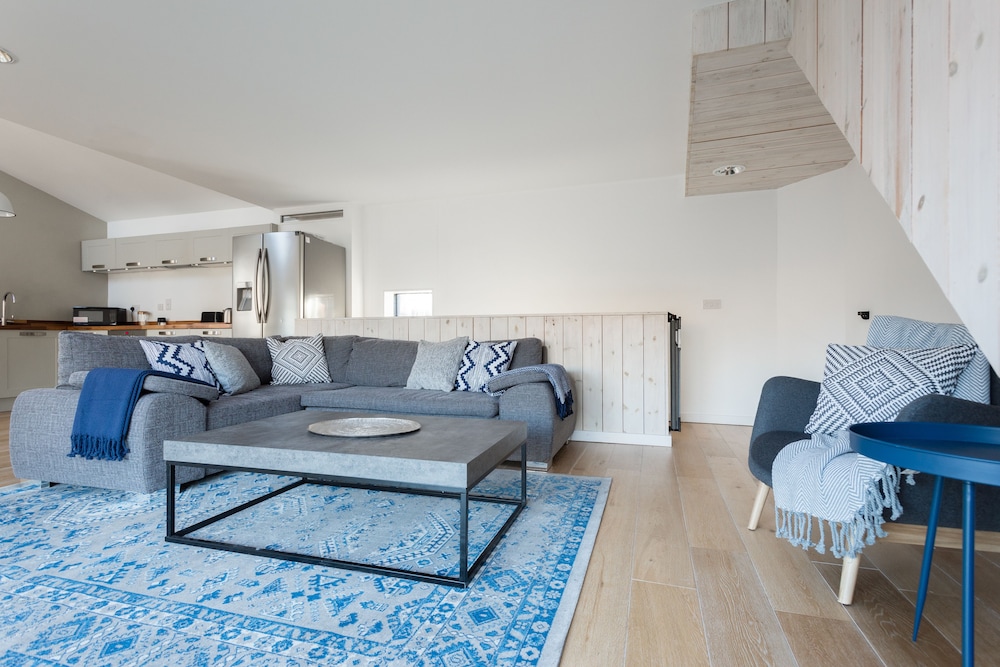 The Cliffside Loft - Distinctly Modern 3BDR Riverside Home