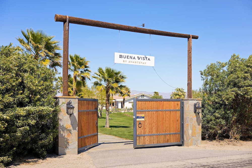 Buena Vista by Avantstay Massive Outdoor Oasis w Pool Spa Firepit