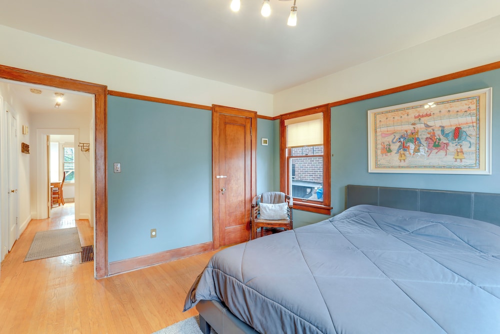 Charming Tudor-style Apt Near Green Lake!