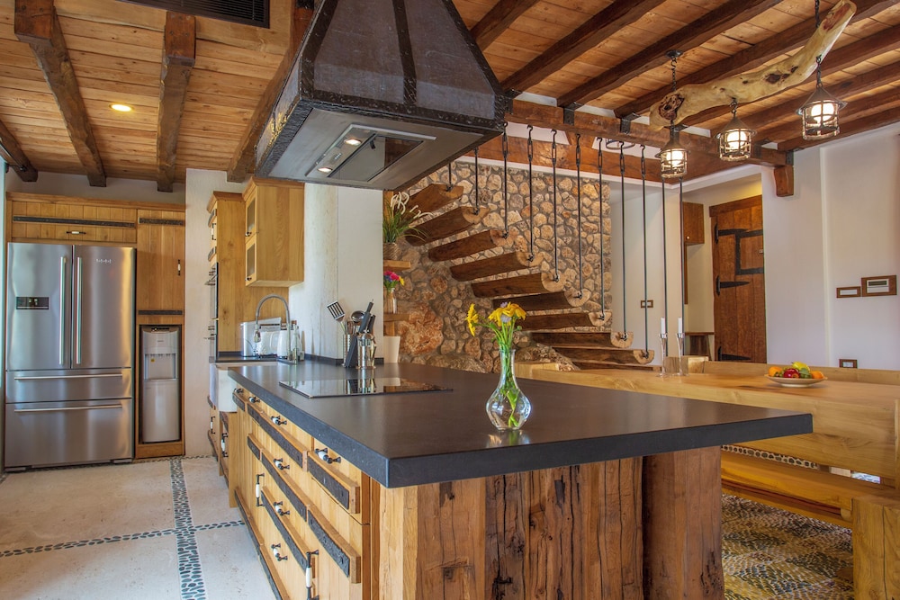 Private Island-Style Ultra Luxury Villa Estate