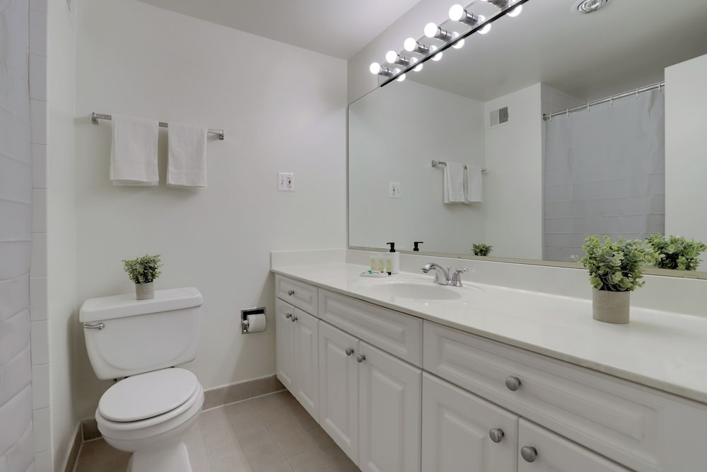 Crystal City Apt Close to Airport