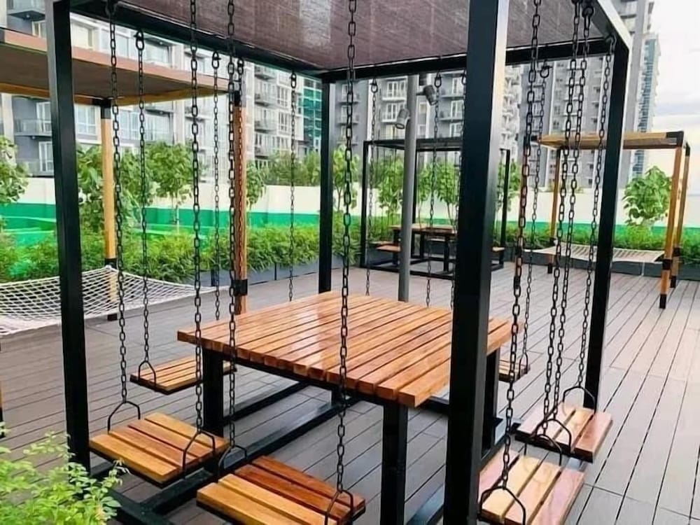 MACTAN NEWTOWN 1-BEDROOM W/ BALCONY & POOL ACCESS