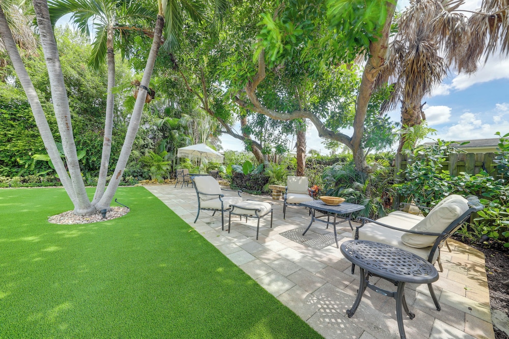 Vibrant North Palm Beach Home ~ 2 Mi to Beach!