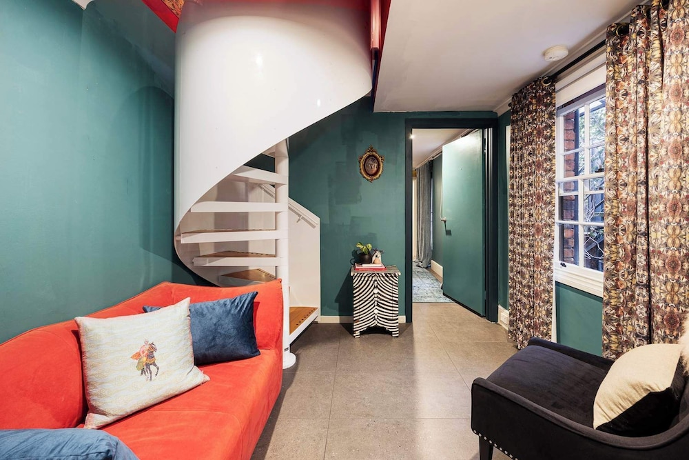 The Empress Direct Access Carlton Gardens