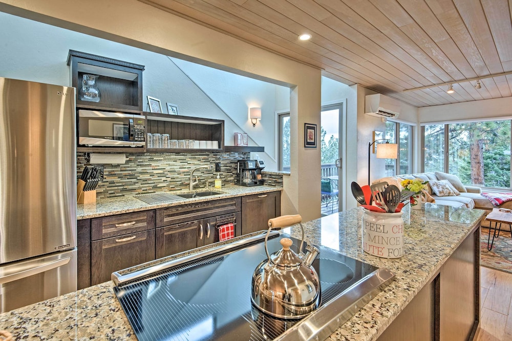 Tahoe Retreat w/ Deck - 2 Mi to Nevada Beach! - Property Image 21