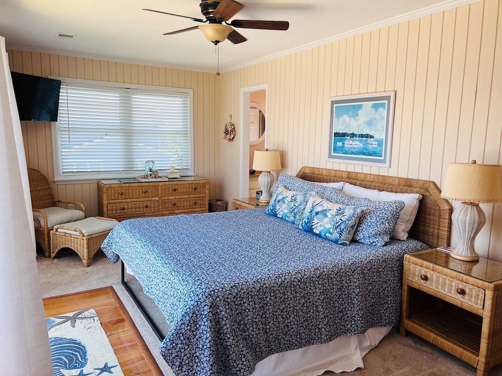 Fore Shore West- 4 Bedroom Home by RedAwning