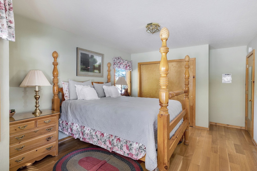 Lakeview Hideaway 3bdr for 8 w/ Private Hot Tub!