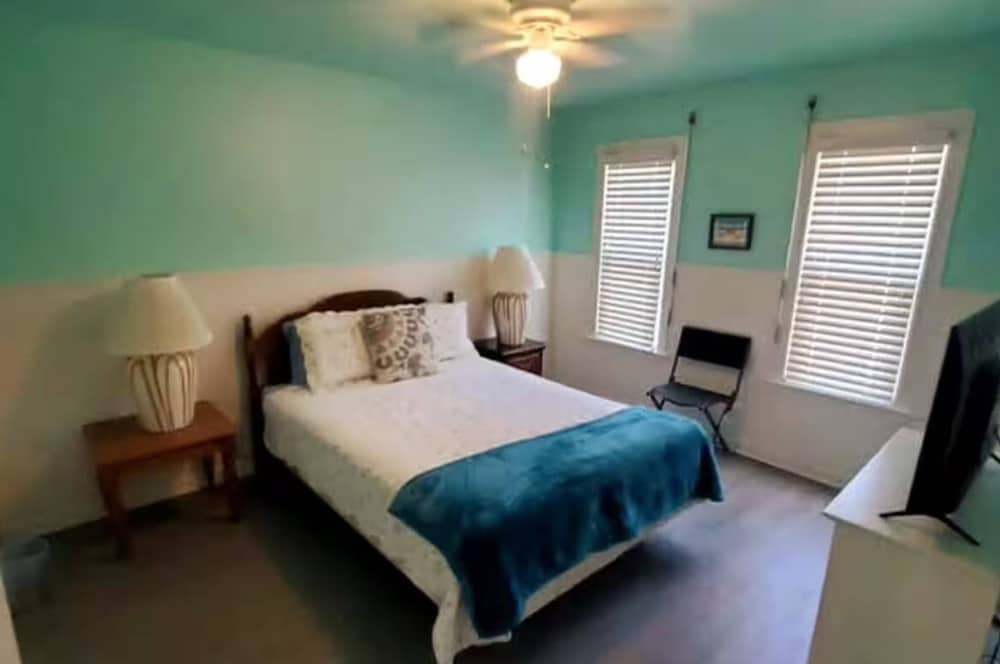 Bayside Paradise 4BR Home w Patio Games Room