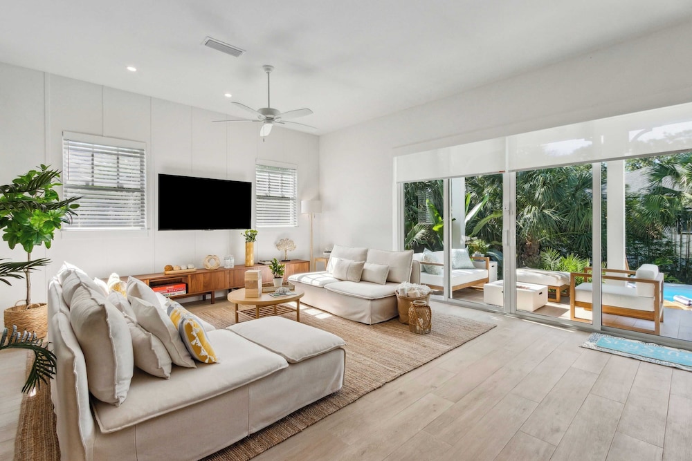 Serenity at Surfside by Avantstay Pool, Porches, Fire Pit & Arcade Near Vilano Beach