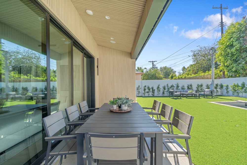 Noble Modern - Urban Sanctuary in Sherman Oaks With Poolside and Patio