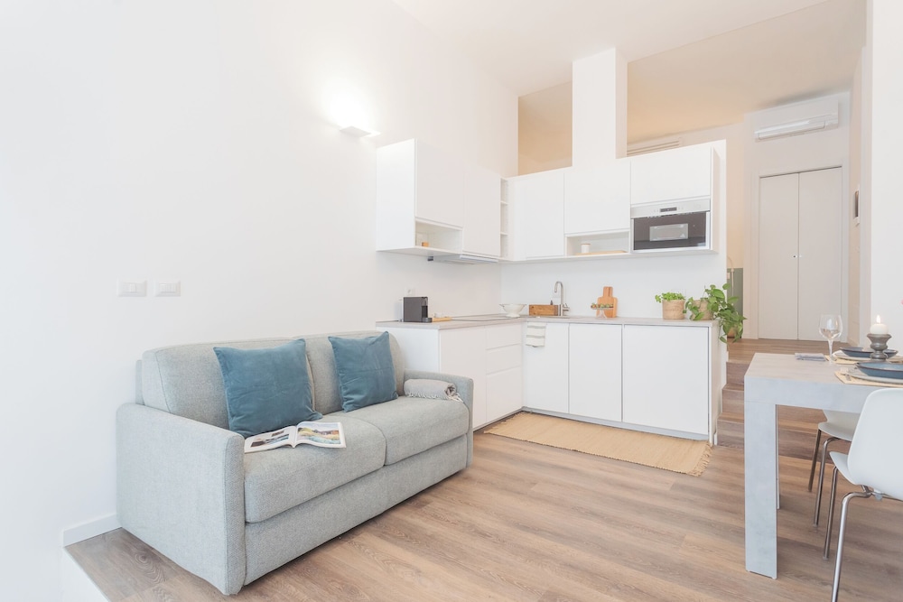 A Step From the Dome Apartment by Rent all Como