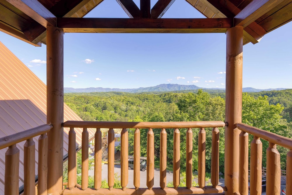 Luxury Cabin w/ Elevator, Theater & Hot Tub Near Dollywood Smoky Vista Lodge