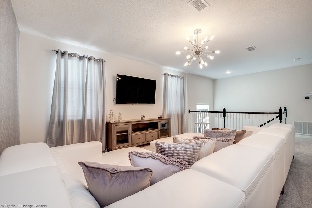 Spectacular 6 Bedroom 5 Bathroom House - Image 3