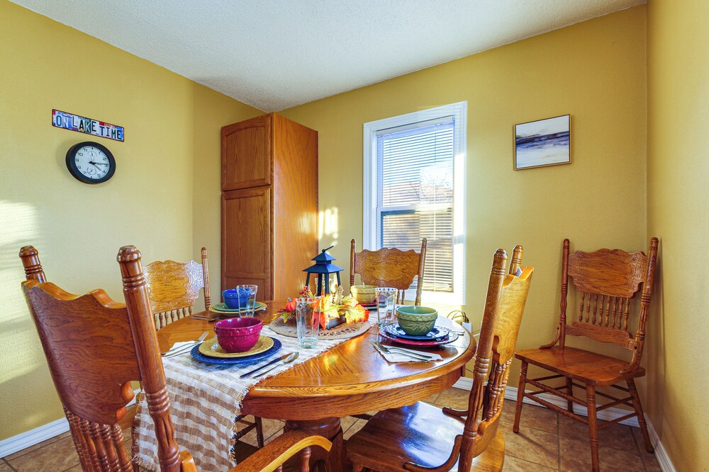 2 Mi to Stockton Lake: Family Home w/ Grill
