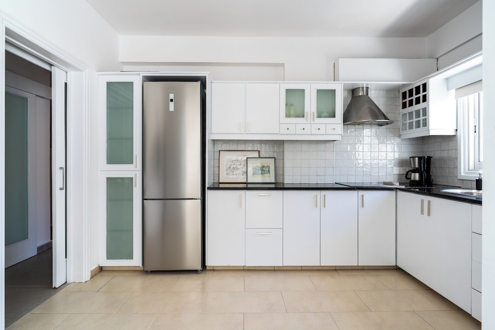 Oracle 2-BR Apt. & Balcony in Larnaca