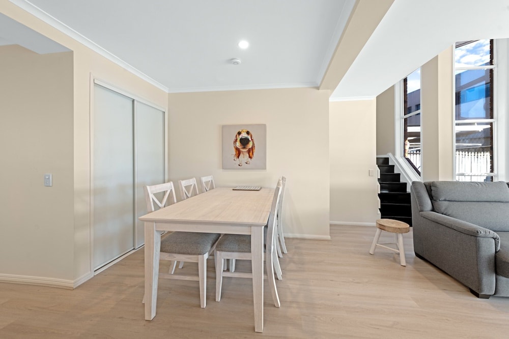 Family-friendly Flat With Balcony Views