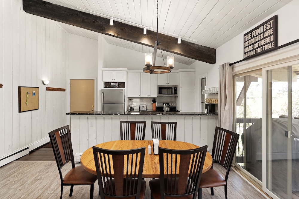 Snowmass 2BR Loft Retreat Deck, Fireplace & Views - 21E