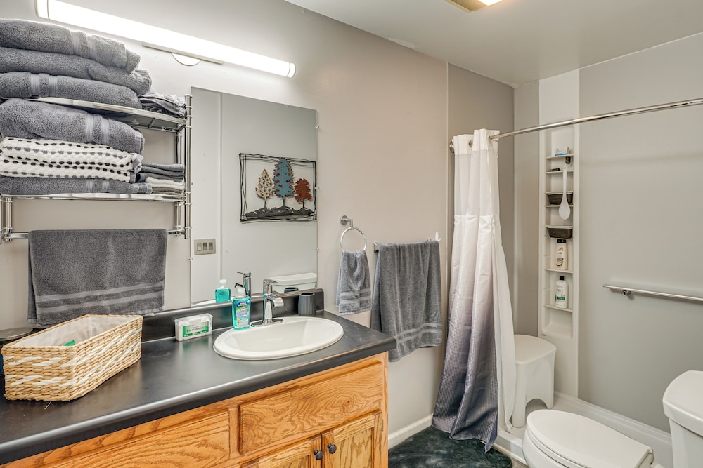 Hike, Fish & Golf: Condo 5 Mi to Ozone Falls!
