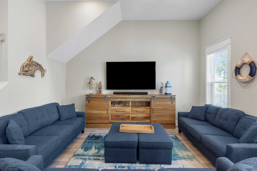 Mins to Beach Access + Pet-friendly + Golf Cart 30A White Sands by Avantstay