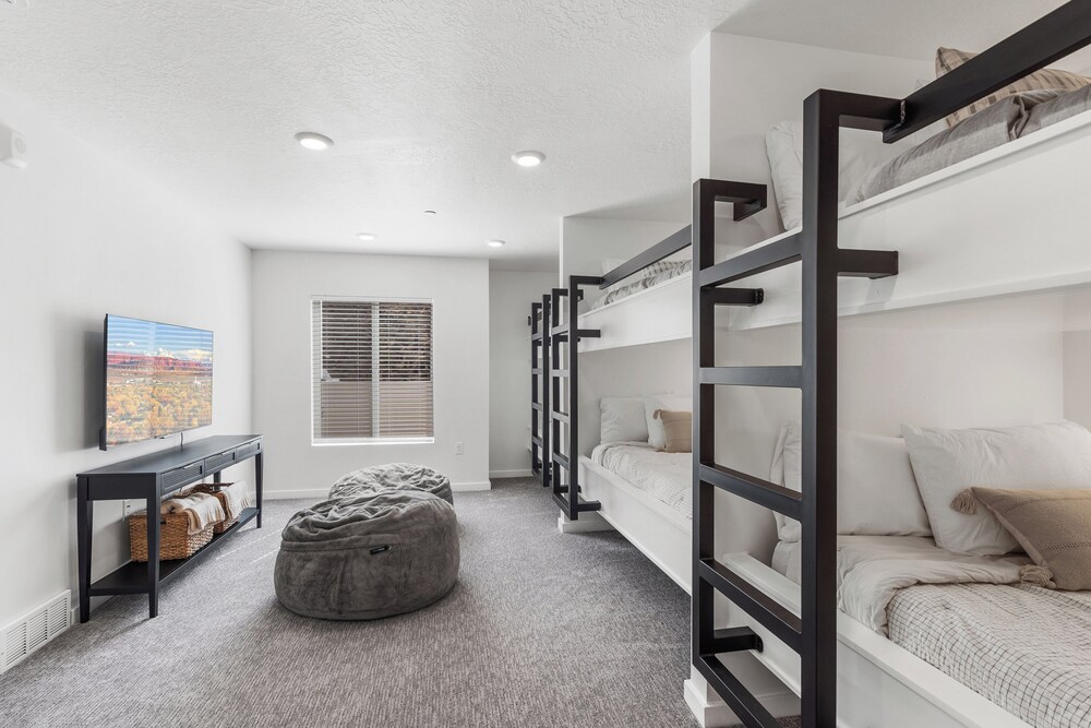 Brand New! Desert Cliff Sleeps 20 Guests!