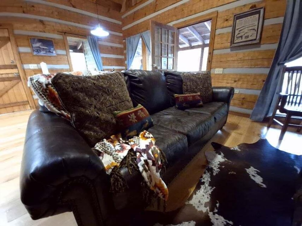 The Fur Traders Cabin- Pigeon Forge 2 Bedroom Cabin