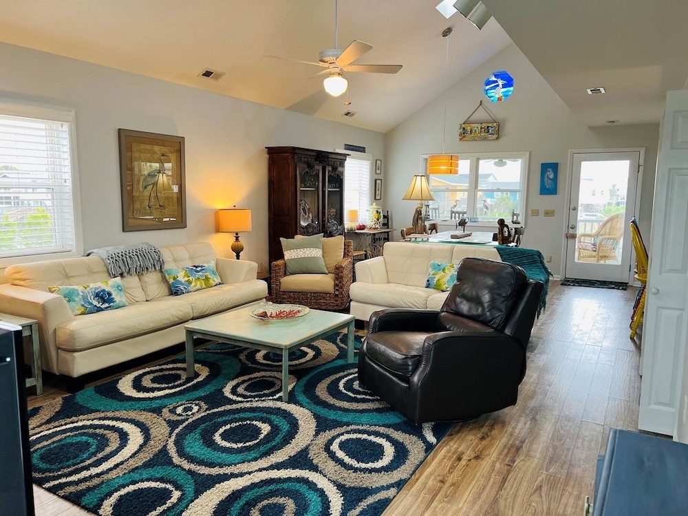 Heaven's Anchor 3 Bedroom Home by RedAwning
