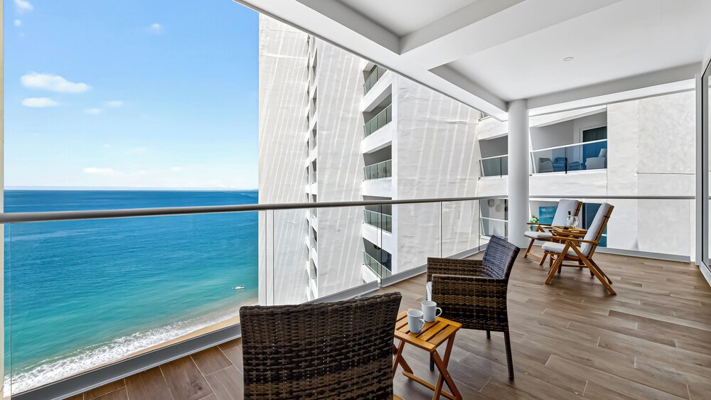 Beachfront 2BR - Pools & Balcony Views