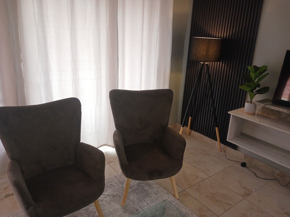 Rustenburg Cozy Apartment With Private Entrance & BBQ