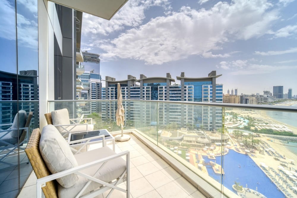 Lush Sea View Living w Private Beach at the Palm