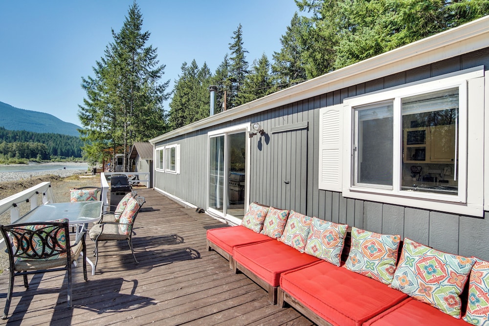 Riverfront Home w/ Deck, Near Mount Rainier! view 4