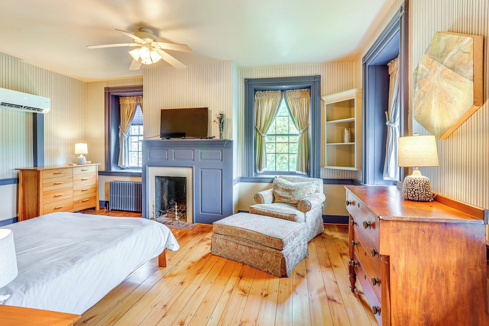 8 Mi to Reading: Spacious Farmhouse Retreat!