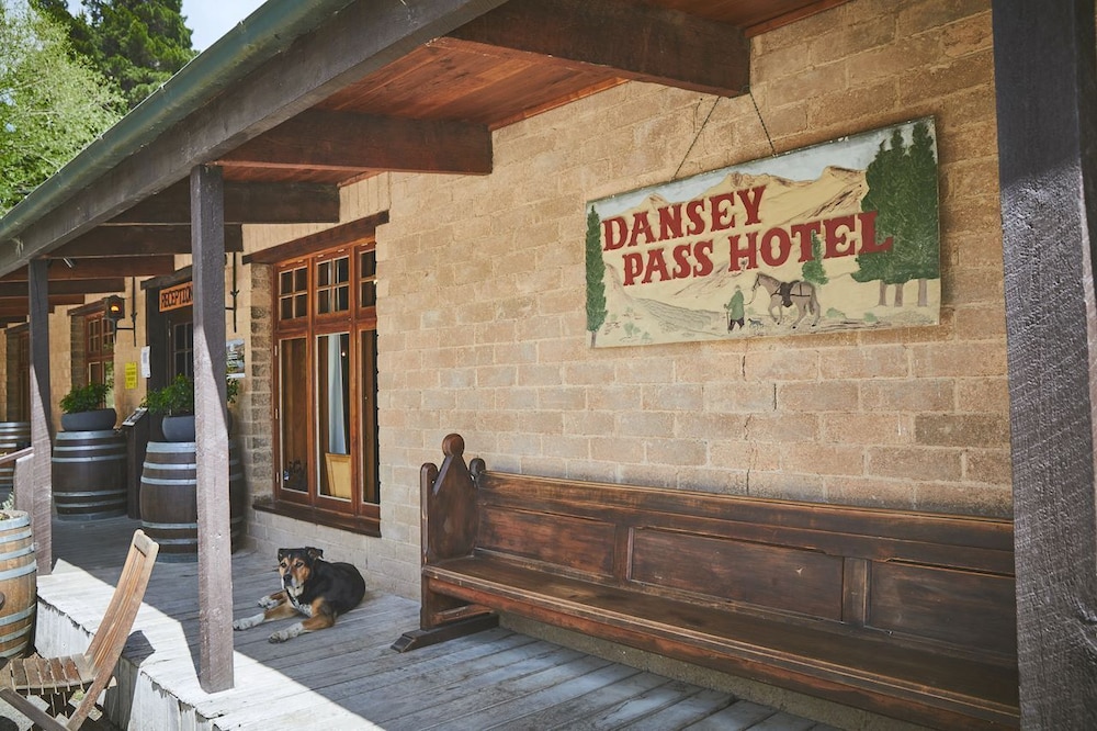 The Danseys Pass Hotel 1
