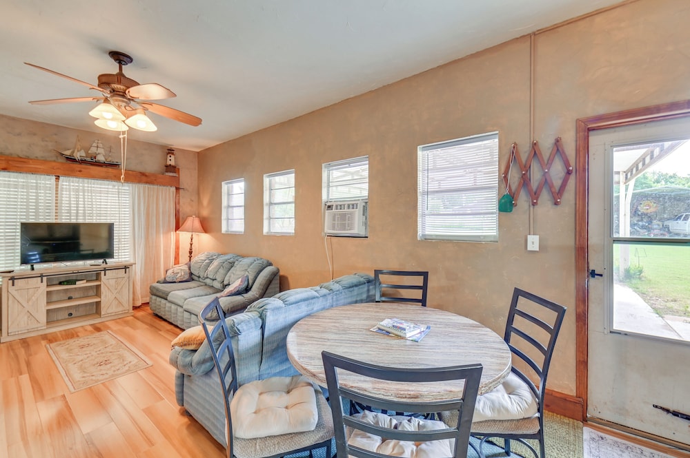 1 Mi to Boat Ramp: Lake Texoma Getaway w/ Deck