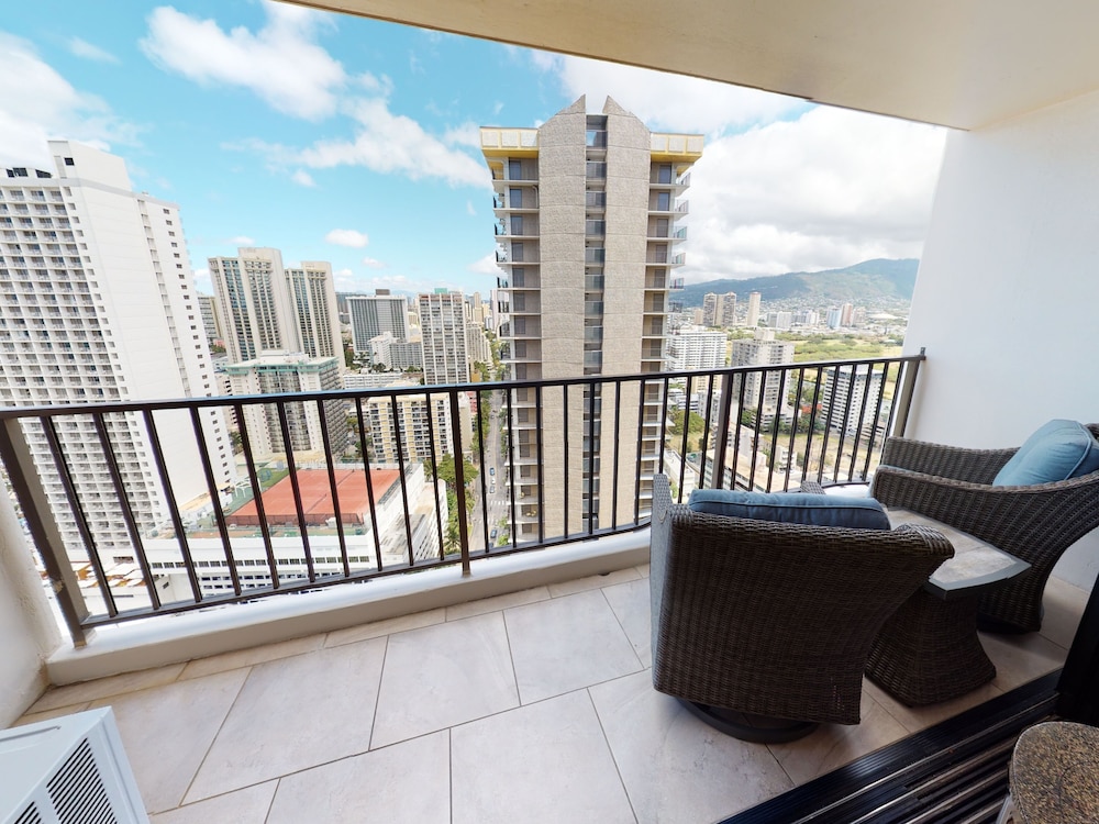 Artsy 32nd Floor Condo with Modern Furnishings & Gorgeous Ocean Views by Koko Resort Vacation Rentals