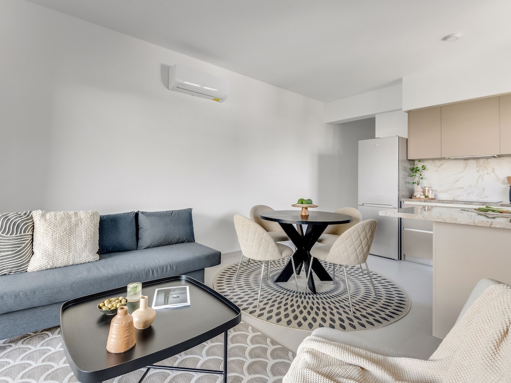 Sanders Triple - Cozy 1-bdr Apt With Balcony