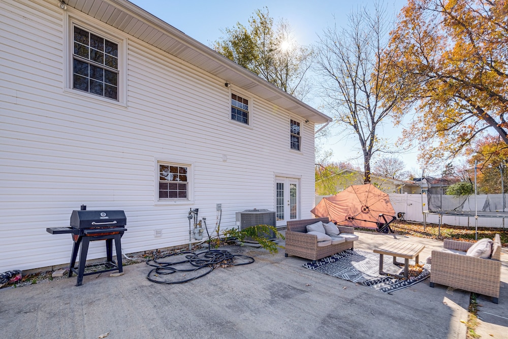 Commute to Alexandria & DC: Home w/ Shared Yard